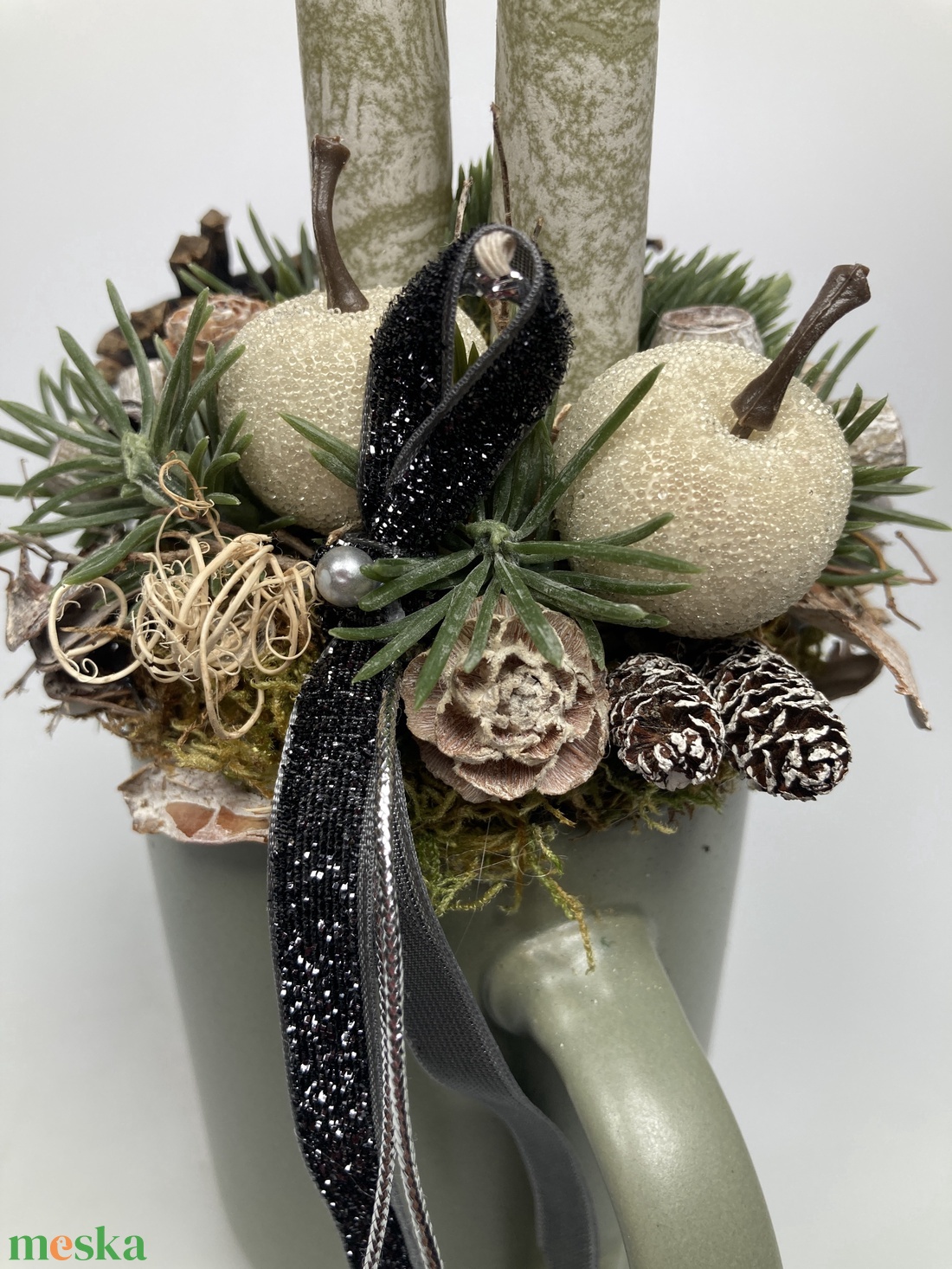 Olívazöld, márványhatású gyertyás,  zöld bögrére épült, termésekkel gazdagon díszített tartós adventi asztaldísz (XM5) - karácsony - adventi díszek - adventi asztaldísz - Meska.hu