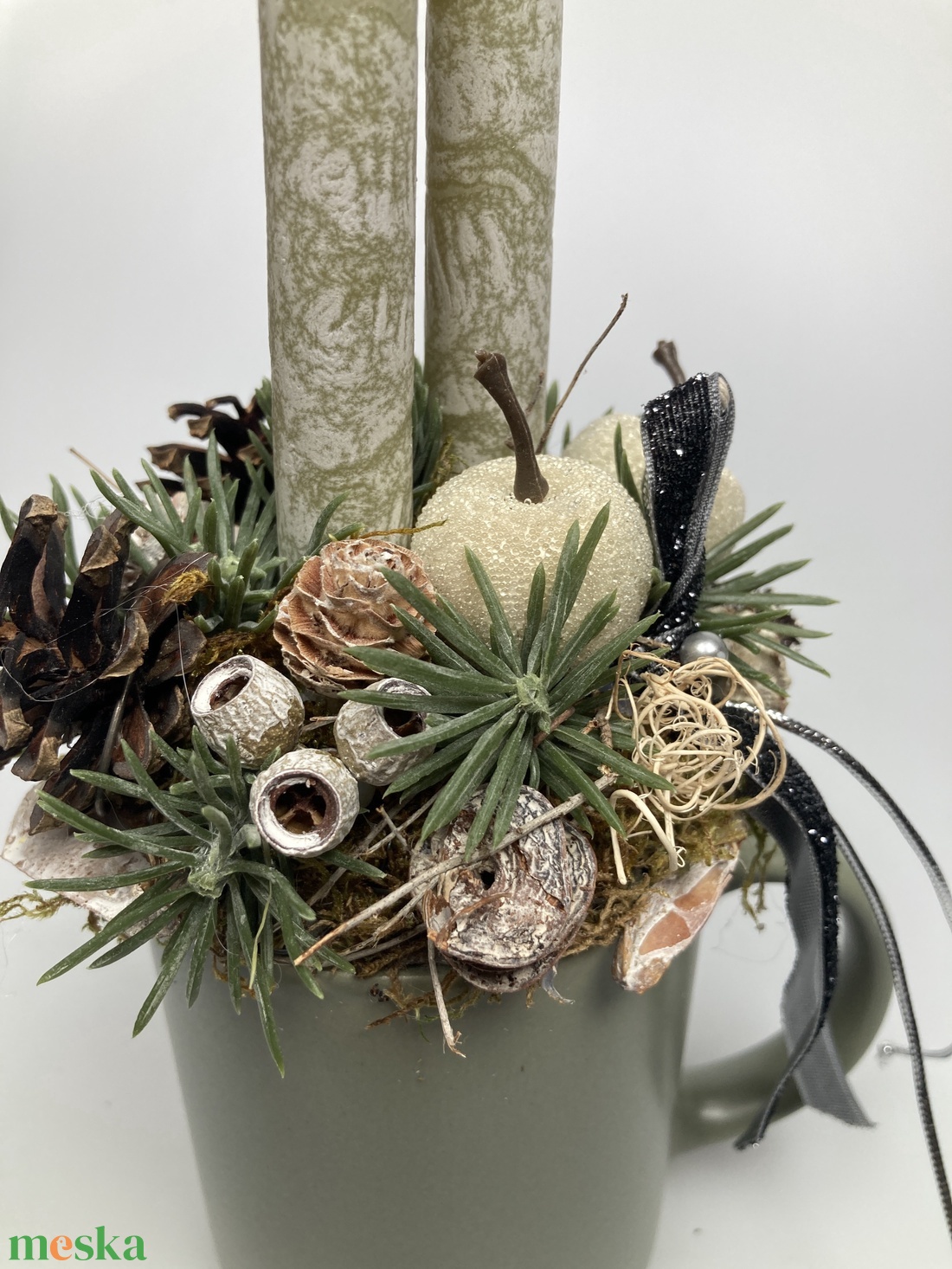 Olívazöld, márványhatású gyertyás,  zöld bögrére épült, termésekkel gazdagon díszített tartós adventi asztaldísz (XM5) - karácsony - adventi díszek - adventi asztaldísz - Meska.hu