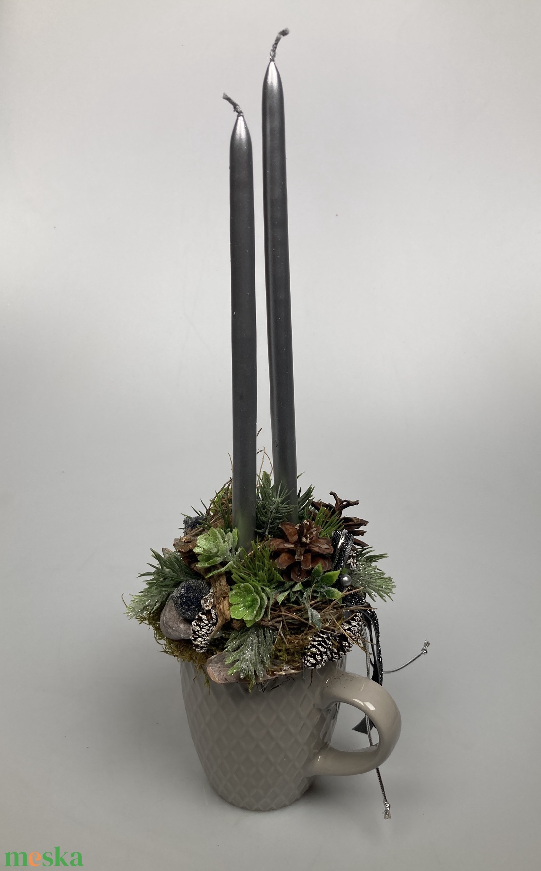 Ezüstgyertyás,  világosszürke bögrére épült, termésekkel és kellékekkel gazdagon díszített tartós adventi dísz (XM6) - karácsony - adventi díszek - adventi asztaldísz - Meska.hu