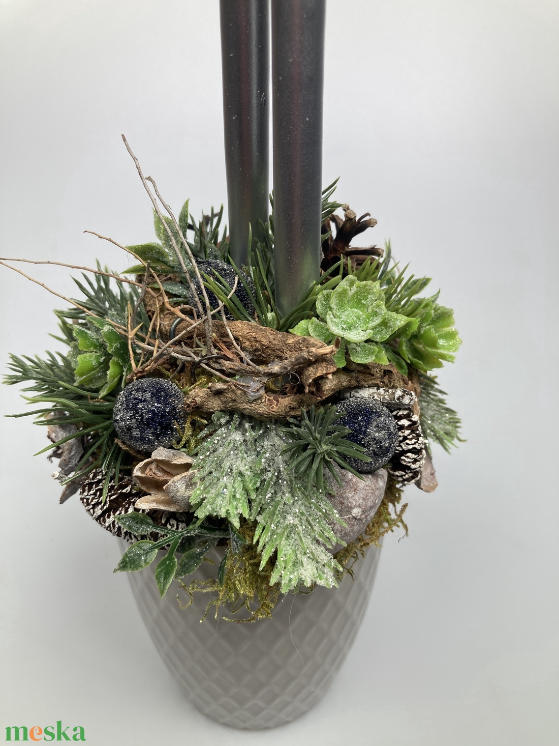 Ezüstgyertyás,  világosszürke bögrére épült, termésekkel és kellékekkel gazdagon díszített tartós adventi dísz (XM6) - karácsony - adventi díszek - adventi asztaldísz - Meska.hu