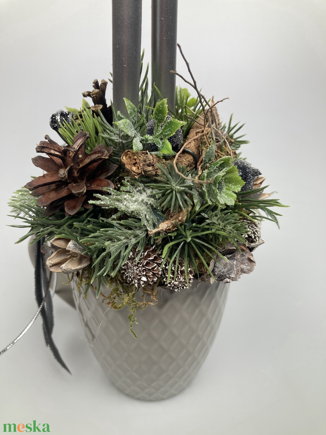 Ezüstgyertyás,  világosszürke bögrére épült, termésekkel és kellékekkel gazdagon díszített tartós adventi dísz (XM6) - karácsony - adventi díszek - adventi asztaldísz - Meska.hu