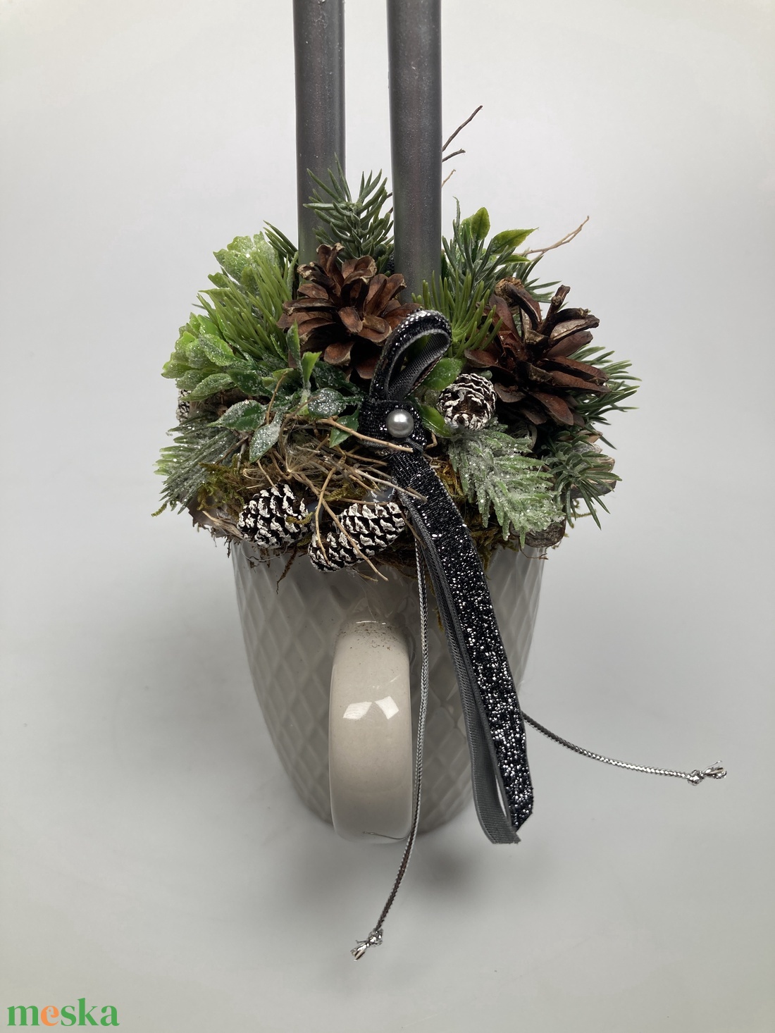 Ezüstgyertyás,  világosszürke bögrére épült, termésekkel és kellékekkel gazdagon díszített tartós adventi dísz (XM6) - karácsony - adventi díszek - adventi asztaldísz - Meska.hu