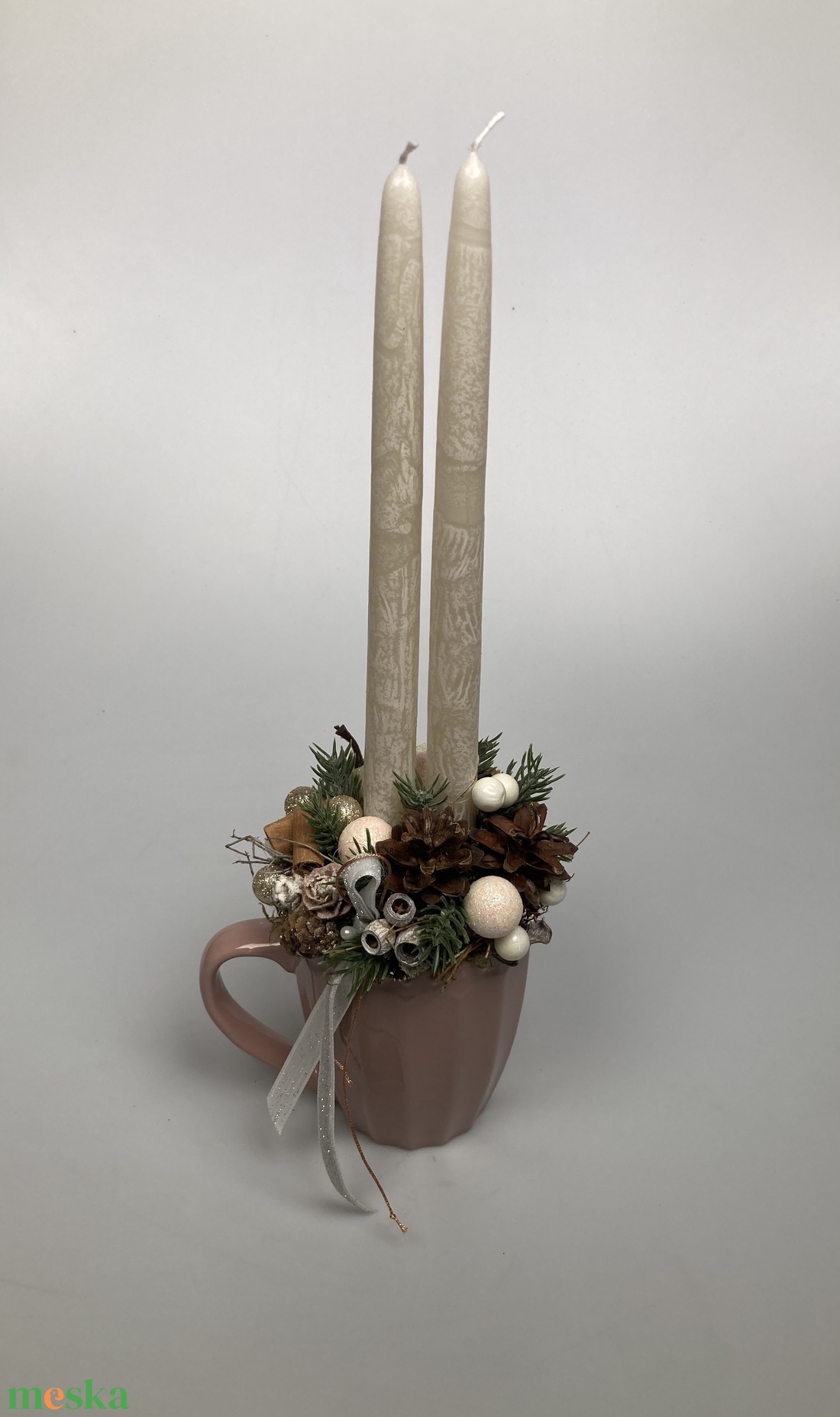 Krémszínű, márványmintás gyertyás,  pasztellrózsaszín bögrére épült, gazdagon díszített tartós adventi asztaldísz (XM7) - karácsony - adventi díszek - adventi asztaldísz - Meska.hu