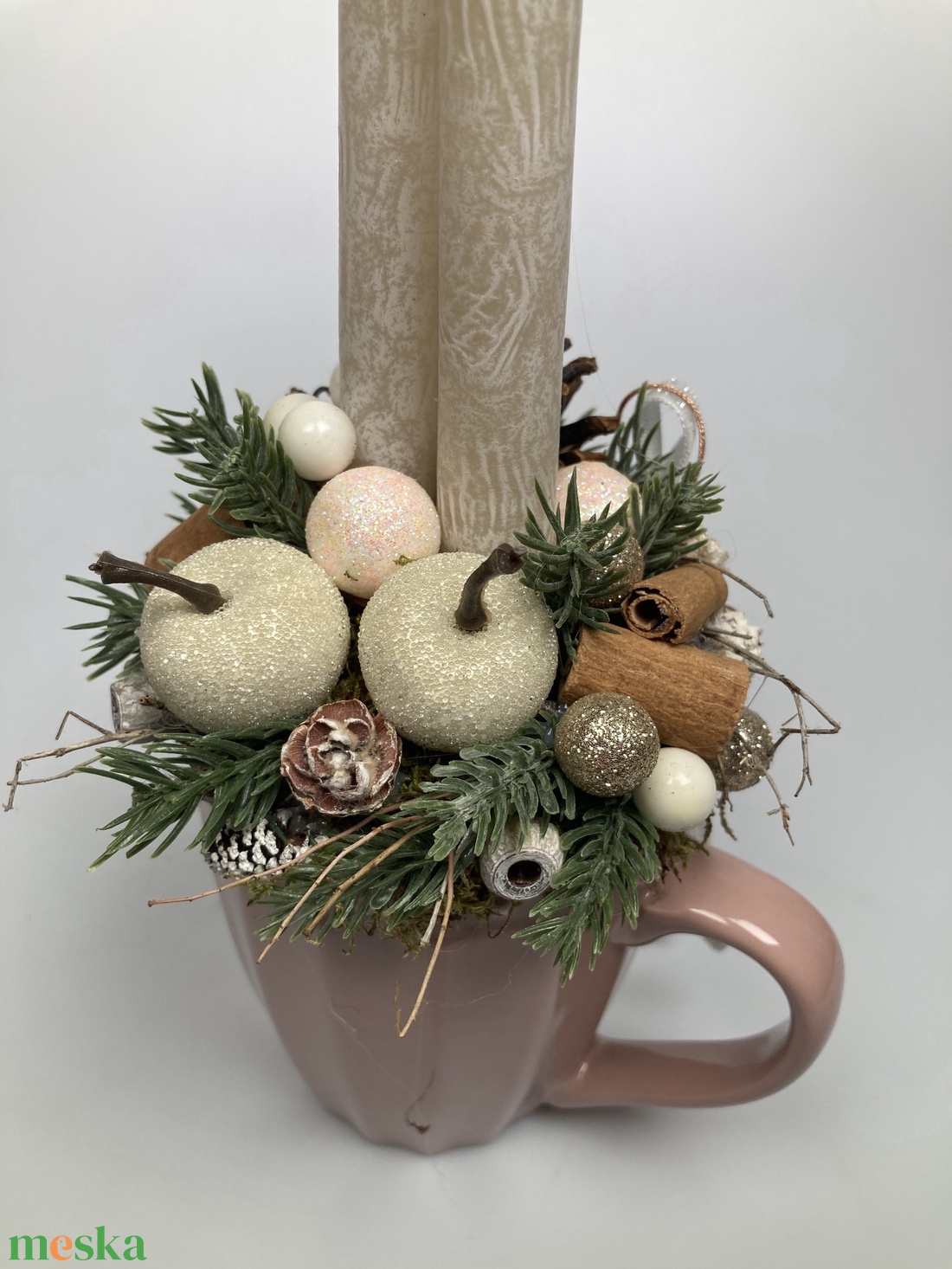 Krémszínű, márványmintás gyertyás,  pasztellrózsaszín bögrére épült, gazdagon díszített tartós adventi asztaldísz (XM7) - karácsony - adventi díszek - adventi asztaldísz - Meska.hu