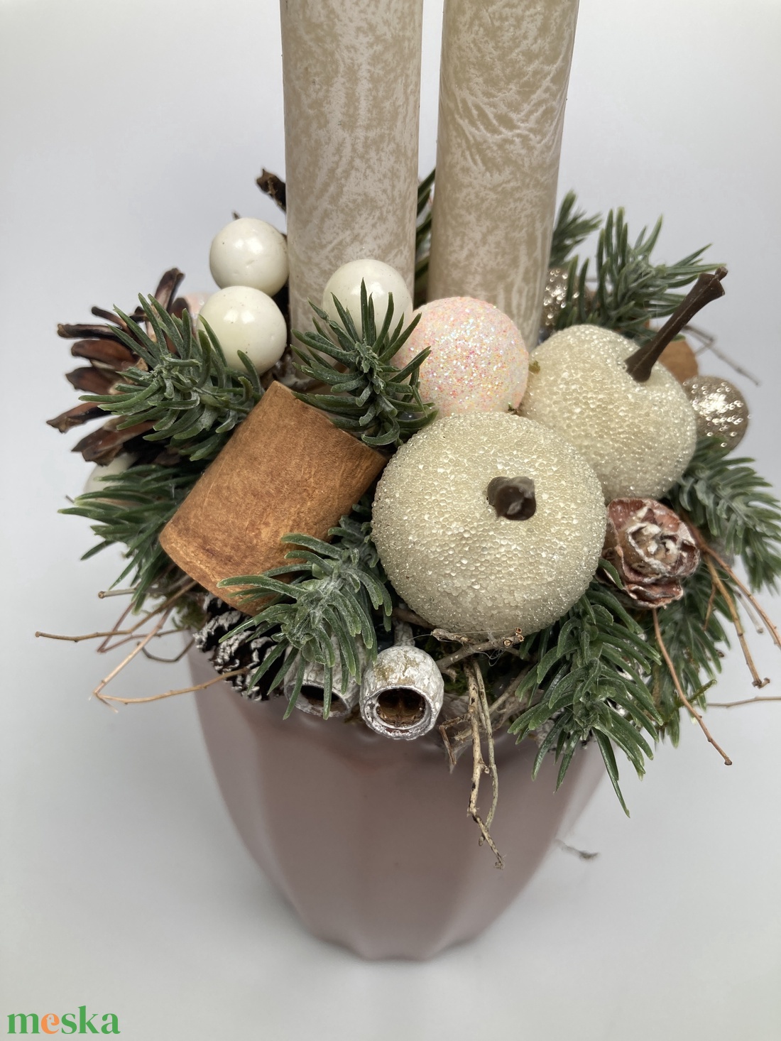 Krémszínű, márványmintás gyertyás,  pasztellrózsaszín bögrére épült, gazdagon díszített tartós adventi asztaldísz (XM7) - karácsony - adventi díszek - adventi asztaldísz - Meska.hu
