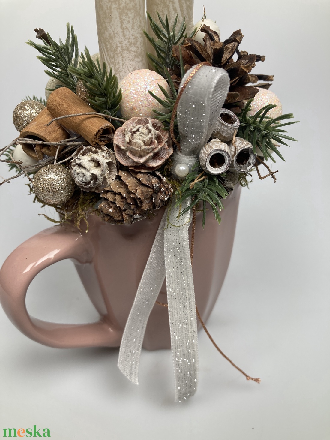 Krémszínű, márványmintás gyertyás,  pasztellrózsaszín bögrére épült, gazdagon díszített tartós adventi asztaldísz (XM7) - karácsony - adventi díszek - adventi asztaldísz - Meska.hu