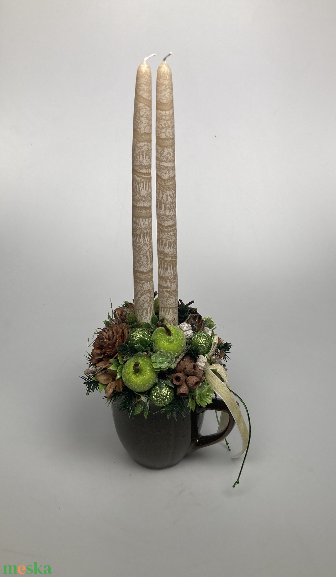 Deres zöldalmás, bézs, márványgyertyás, étcsoki színű bögrére épült, gazdagon díszített tartós adventi asztaldísz (XM8) - karácsony - adventi díszek - adventi asztaldísz - Meska.hu
