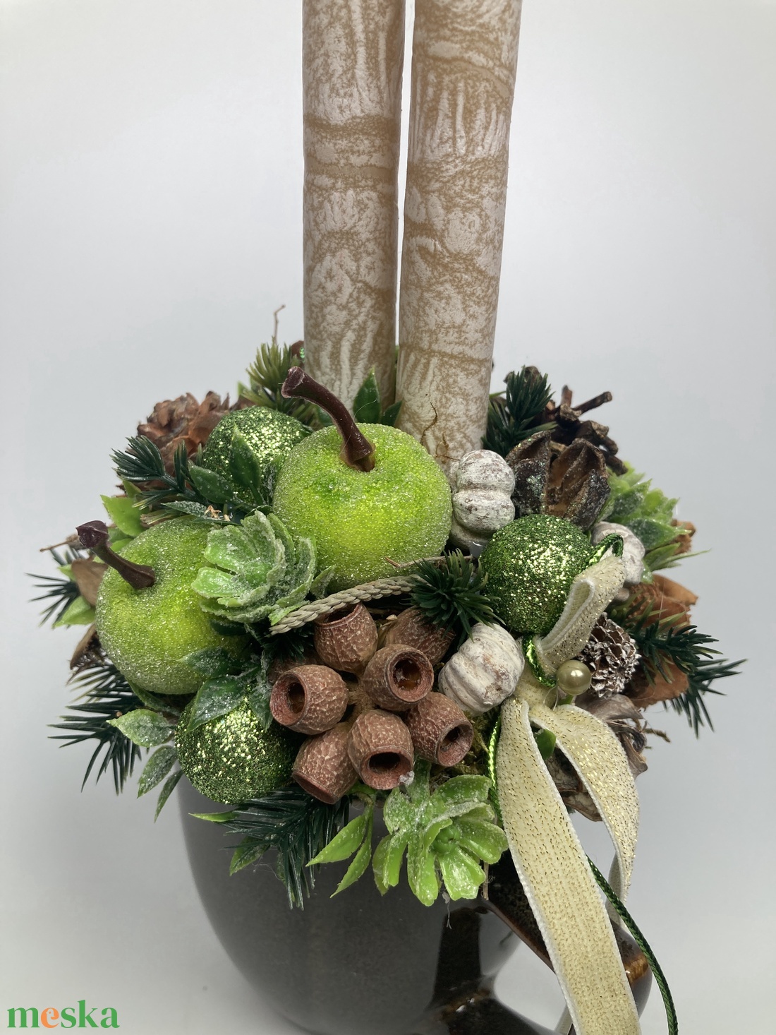 Deres zöldalmás, bézs, márványgyertyás, étcsoki színű bögrére épült, gazdagon díszített tartós adventi asztaldísz (XM8) - karácsony - adventi díszek - adventi asztaldísz - Meska.hu