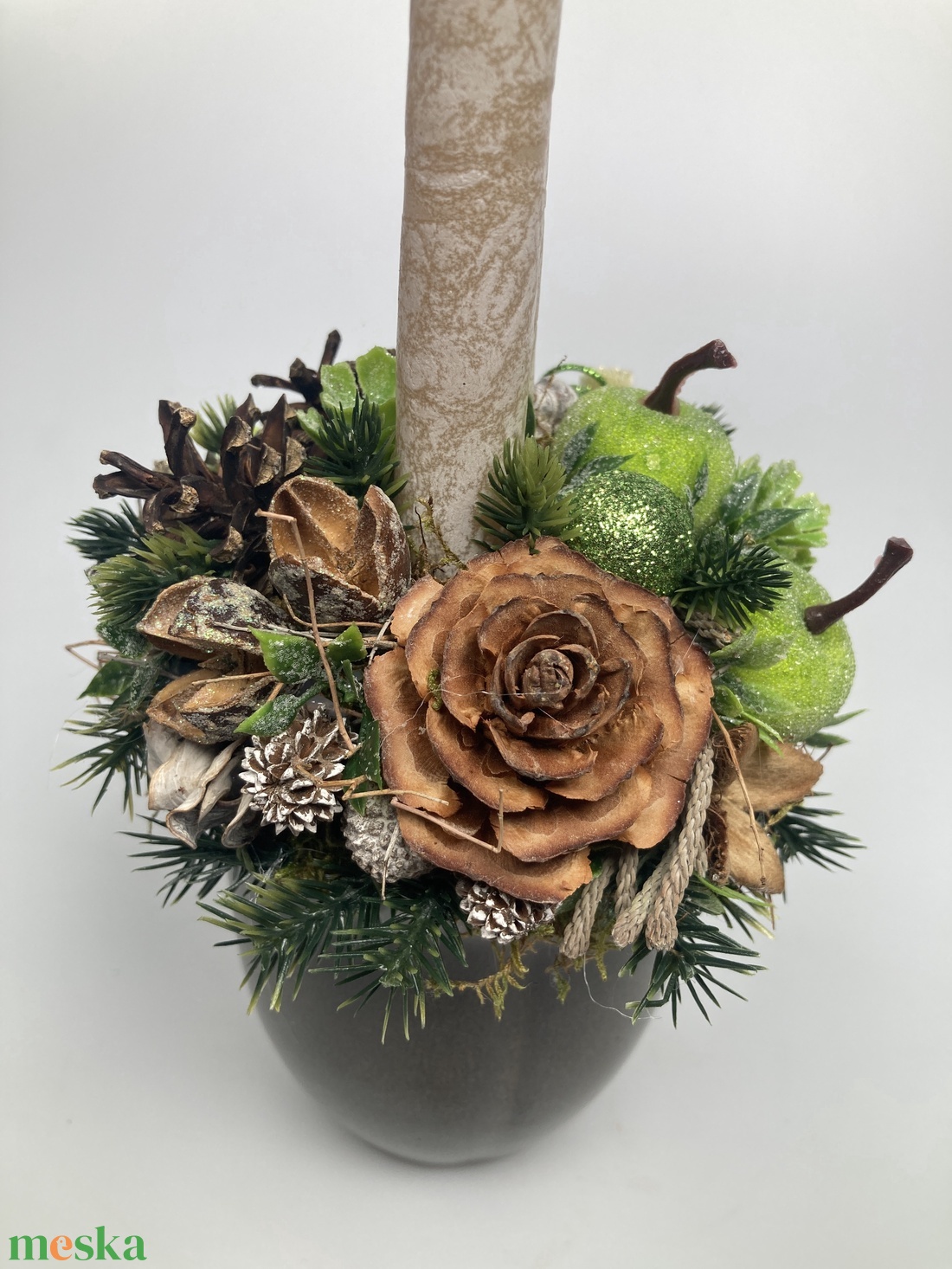 Deres zöldalmás, bézs, márványgyertyás, étcsoki színű bögrére épült, gazdagon díszített tartós adventi asztaldísz (XM8) - karácsony - adventi díszek - adventi asztaldísz - Meska.hu