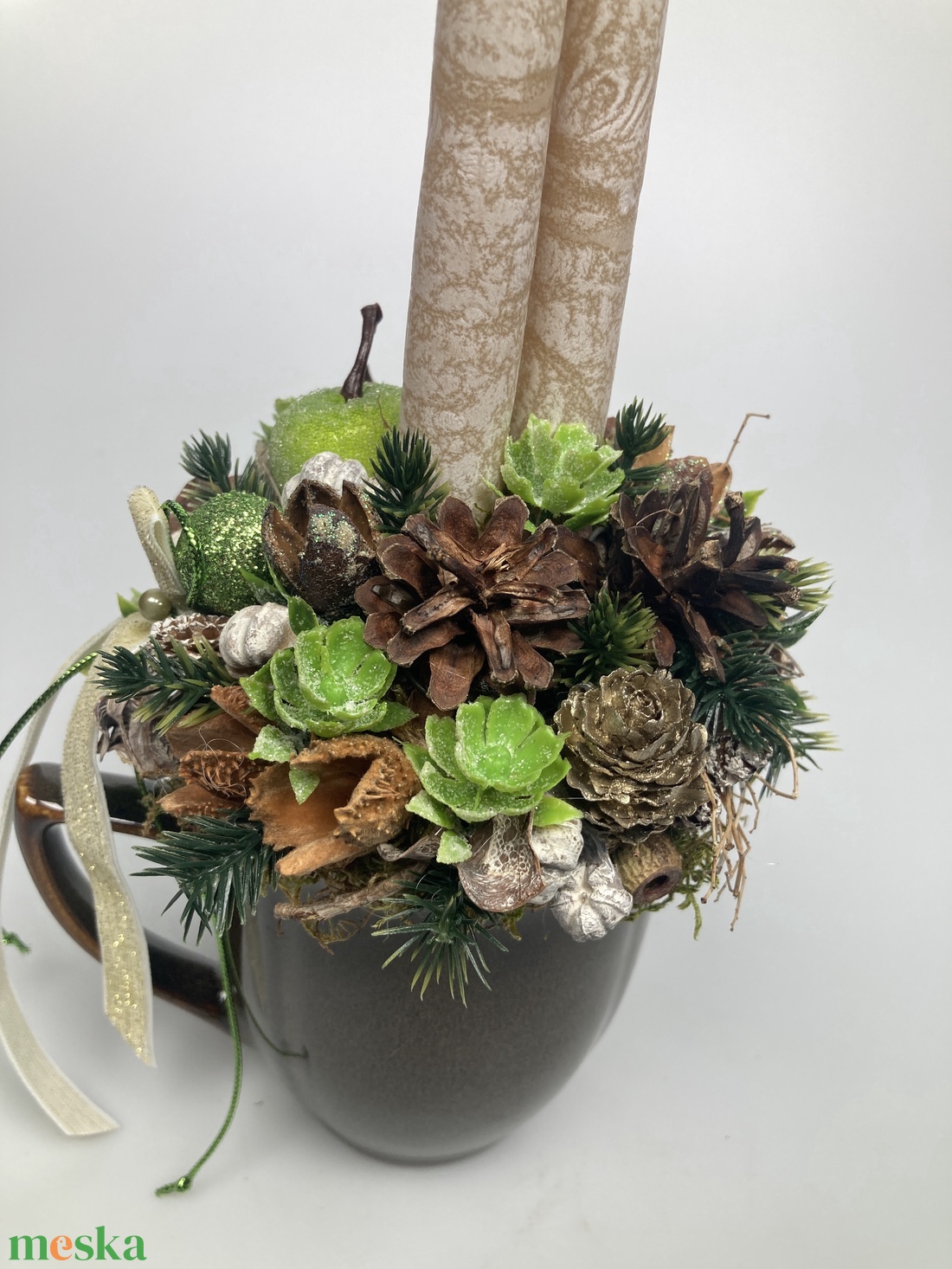 Deres zöldalmás, bézs, márványgyertyás, étcsoki színű bögrére épült, gazdagon díszített tartós adventi asztaldísz (XM8) - karácsony - adventi díszek - adventi asztaldísz - Meska.hu