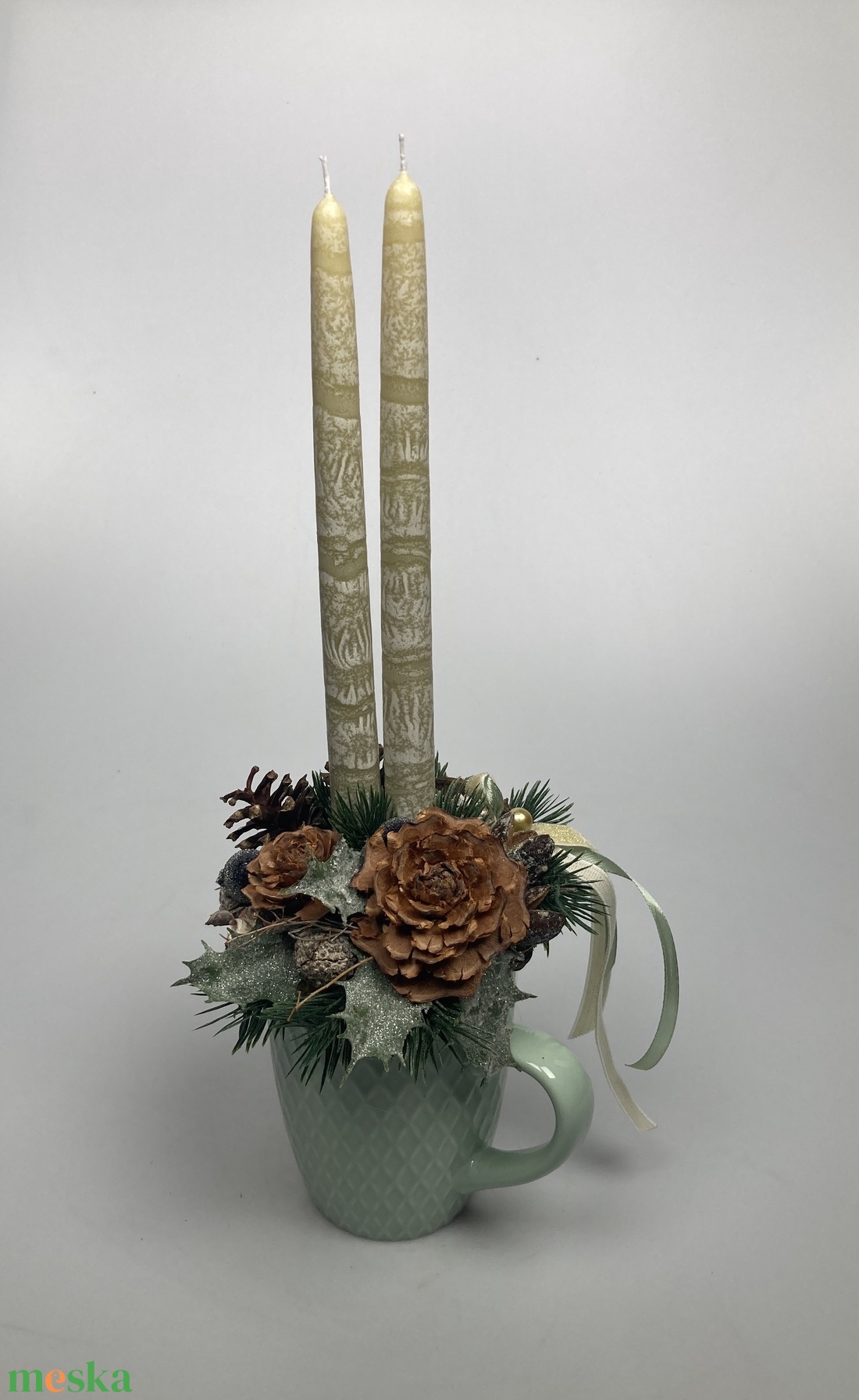 Mentazöld bögrére épült, olívazöld márványgyertyás, deres ilexes, gazdagon díszített tartós adventi asztaldísz (XM9) - karácsony - adventi díszek - adventi asztaldísz - Meska.hu