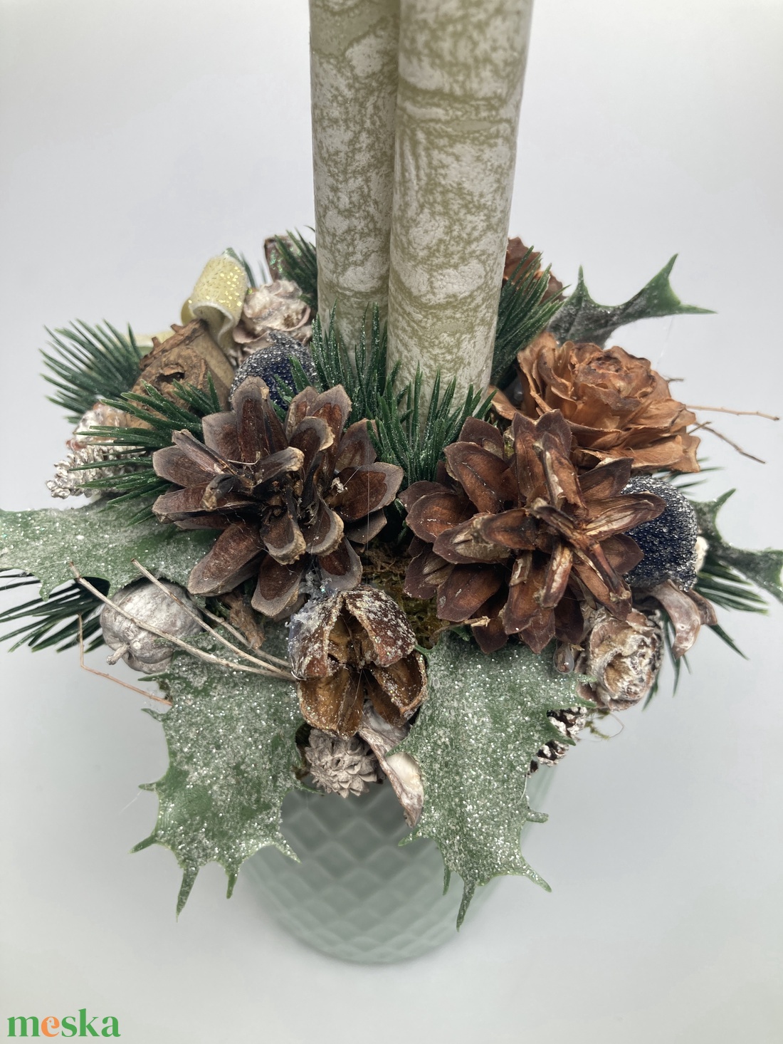 Mentazöld bögrére épült, olívazöld márványgyertyás, deres ilexes, gazdagon díszített tartós adventi asztaldísz (XM9) - karácsony - adventi díszek - adventi asztaldísz - Meska.hu