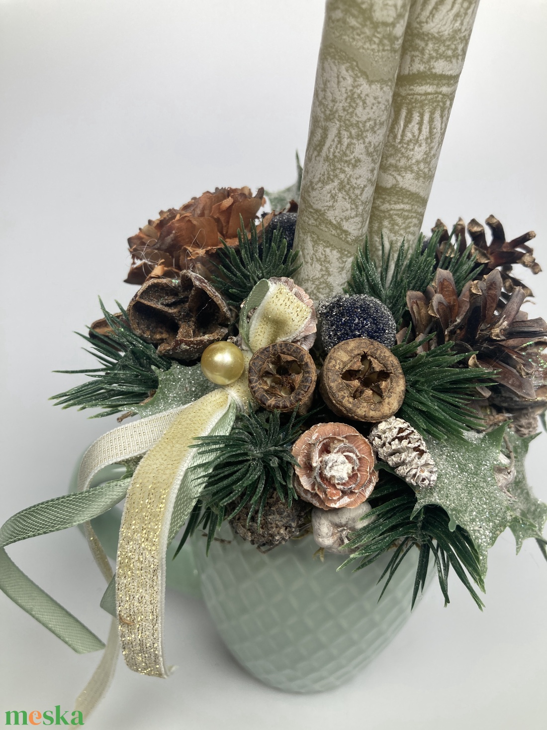 Mentazöld bögrére épült, olívazöld márványgyertyás, deres ilexes, gazdagon díszített tartós adventi asztaldísz (XM9) - karácsony - adventi díszek - adventi asztaldísz - Meska.hu