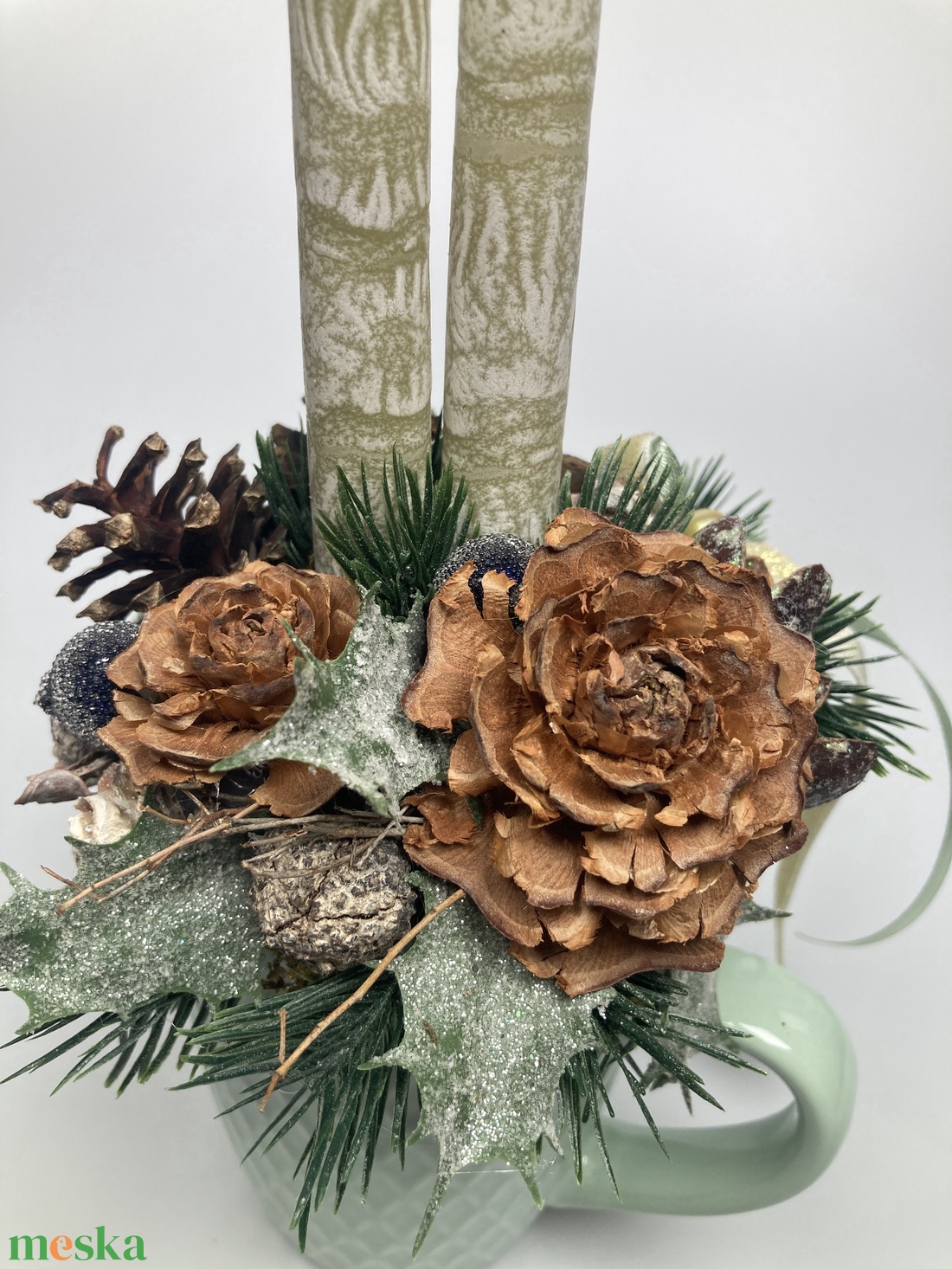 Mentazöld bögrére épült, olívazöld márványgyertyás, deres ilexes, gazdagon díszített tartós adventi asztaldísz (XM9) - karácsony - adventi díszek - adventi asztaldísz - Meska.hu