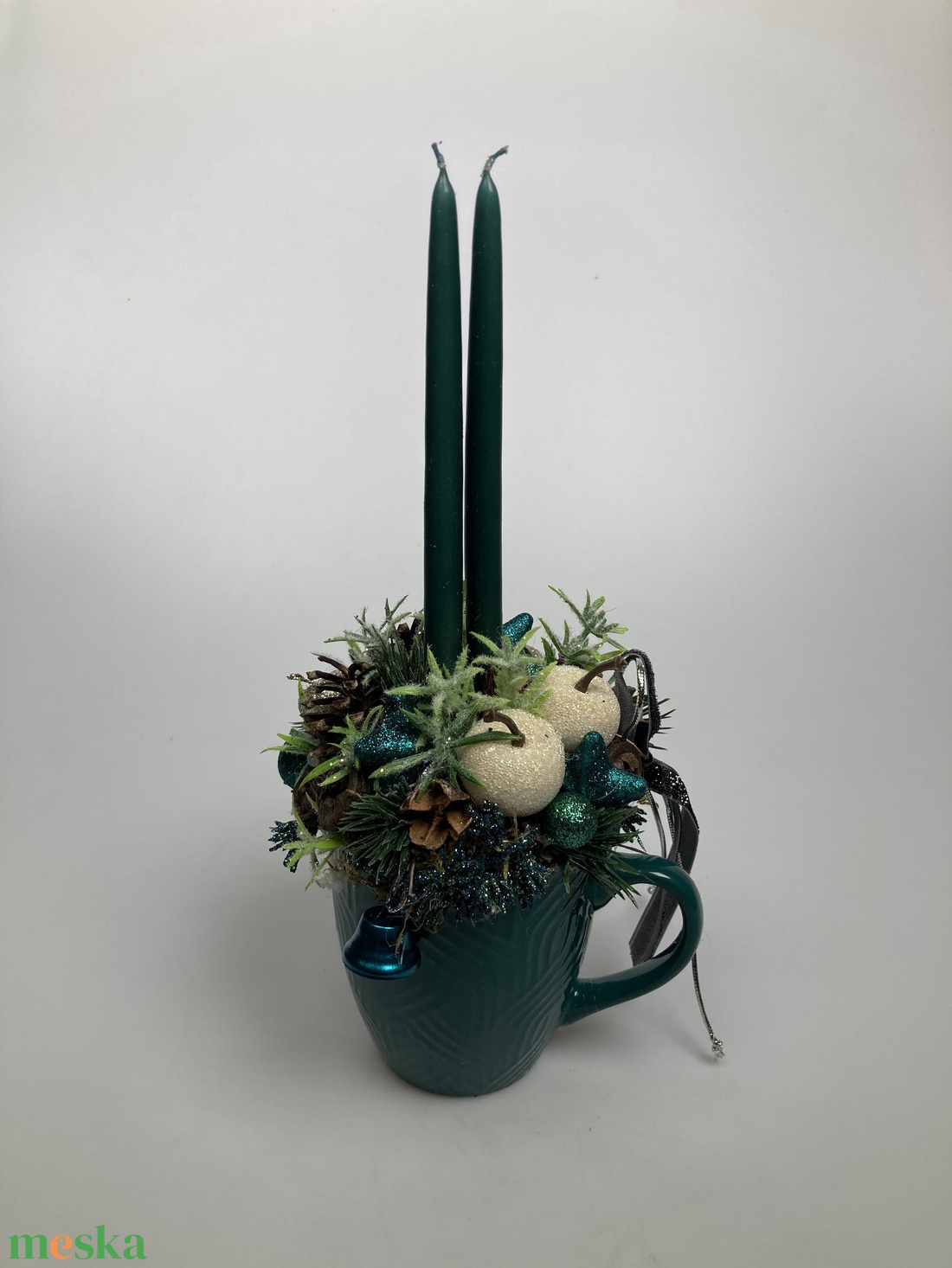 Sötét türkiz bögrére épült, dinnyezöld szálgyertyás, fehér almás, gazdagon díszített tartós adventi asztaldísz (XM10) - karácsony - adventi díszek - adventi asztaldísz - Meska.hu