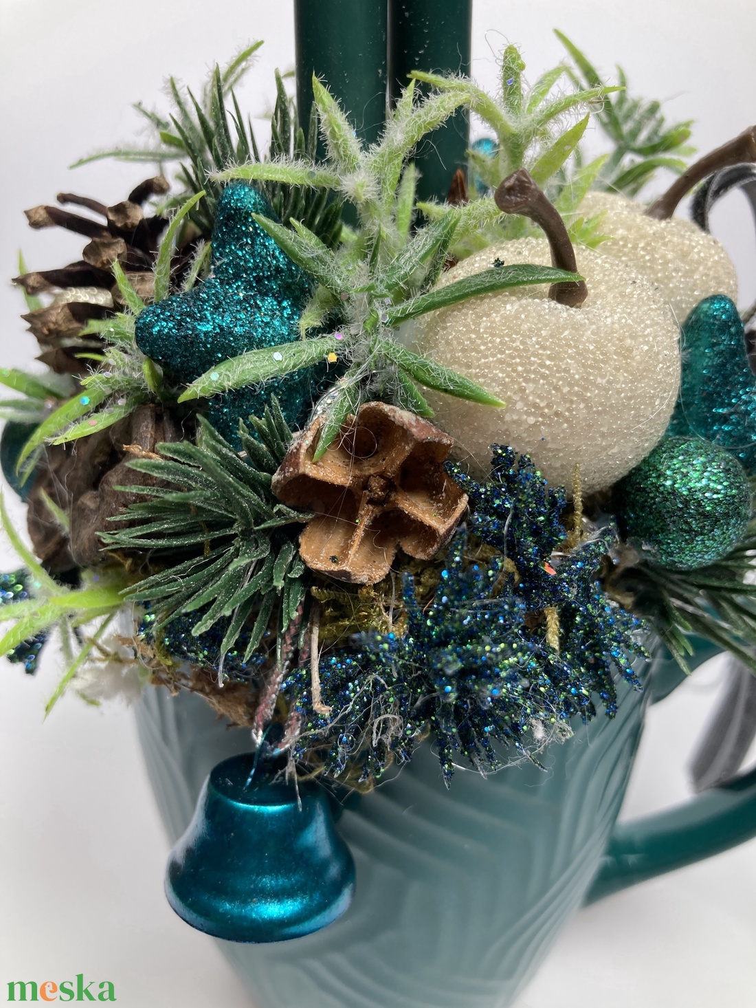 Sötét türkiz bögrére épült, dinnyezöld szálgyertyás, fehér almás, gazdagon díszített tartós adventi asztaldísz (XM10) - karácsony - adventi díszek - adventi asztaldísz - Meska.hu