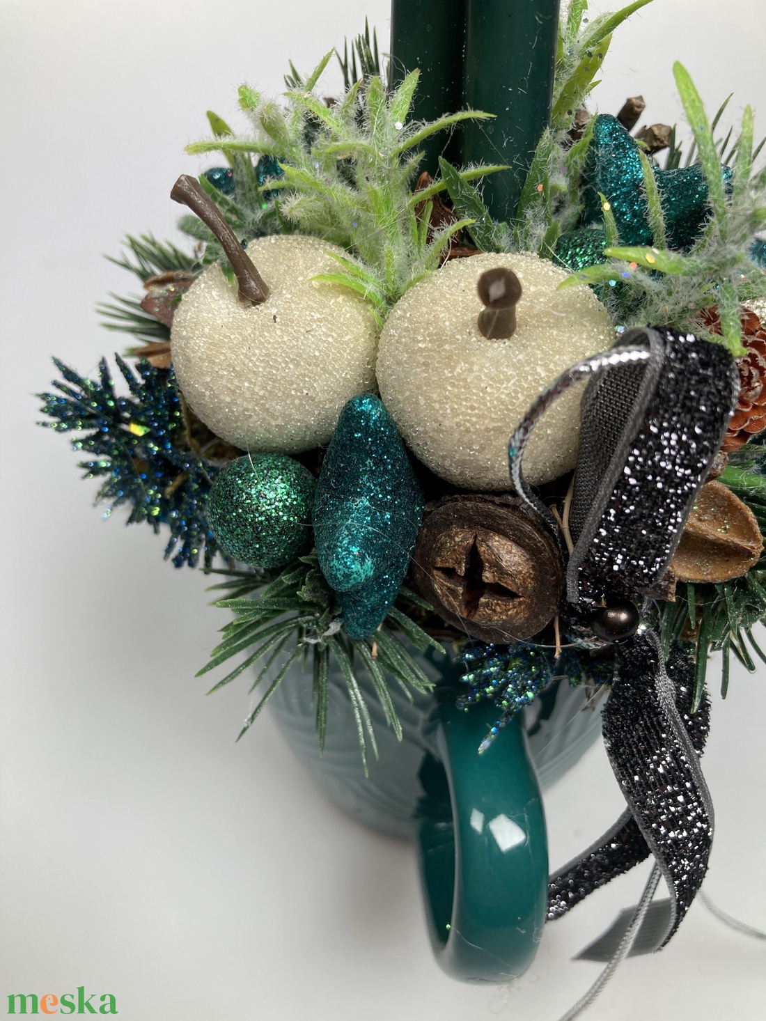 Sötét türkiz bögrére épült, dinnyezöld szálgyertyás, fehér almás, gazdagon díszített tartós adventi asztaldísz (XM10) - karácsony - adventi díszek - adventi asztaldísz - Meska.hu