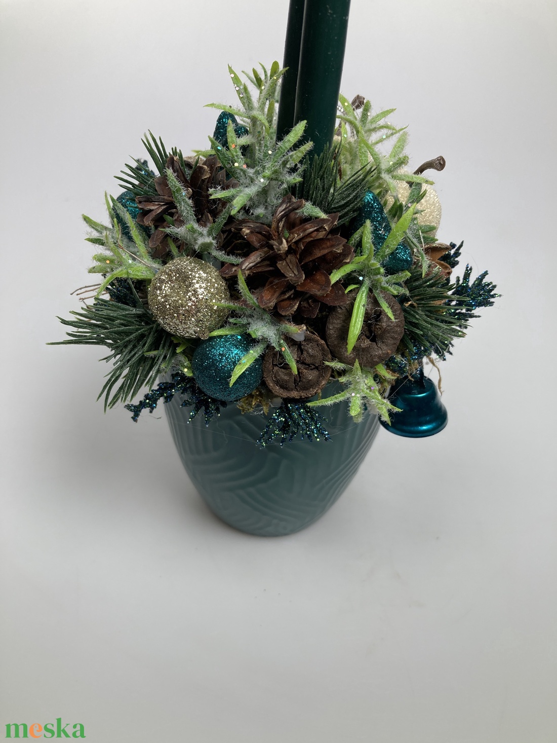 Sötét türkiz bögrére épült, dinnyezöld szálgyertyás, fehér almás, gazdagon díszített tartós adventi asztaldísz (XM10) - karácsony - adventi díszek - adventi asztaldísz - Meska.hu