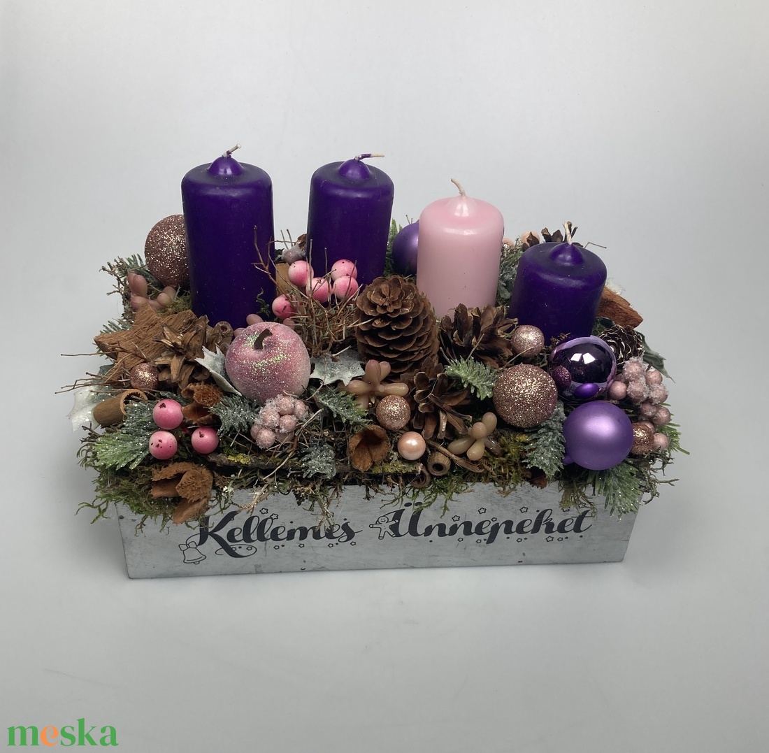 Lilus - 3 lila-1 rózsaszín orgonasípszerűen csökkenő méretű tuskógyertyás adventi asztaldísz gazdagon díszítve (AW2) - karácsony - adventi díszek - adventi asztaldísz - Meska.hu
