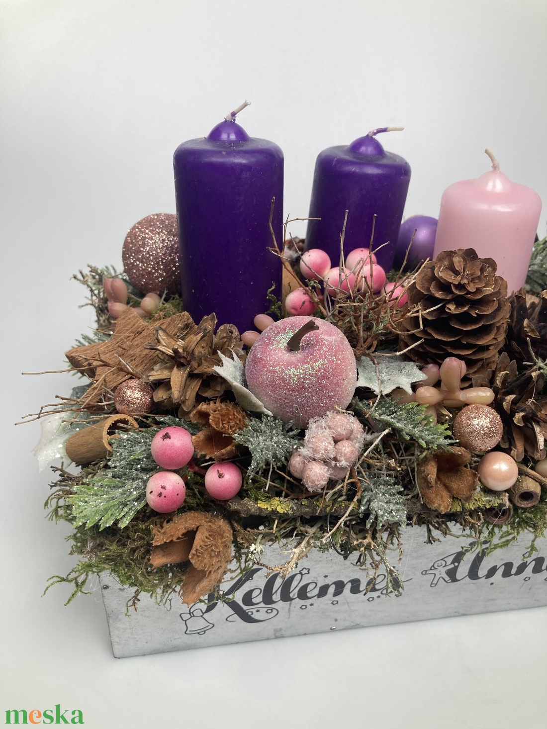 Lilus - 3 lila-1 rózsaszín orgonasípszerűen csökkenő méretű tuskógyertyás adventi asztaldísz gazdagon díszítve (AW2) - karácsony - adventi díszek - adventi asztaldísz - Meska.hu