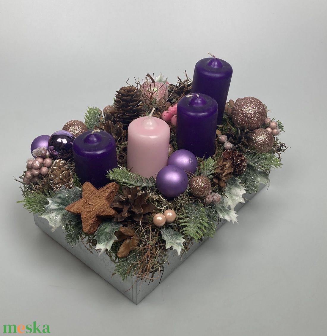 Lilus - 3 lila-1 rózsaszín orgonasípszerűen csökkenő méretű tuskógyertyás adventi asztaldísz gazdagon díszítve (AW2) - karácsony - adventi díszek - adventi asztaldísz - Meska.hu