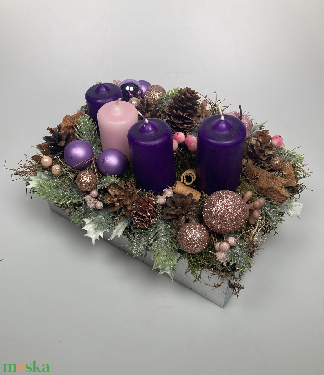 Lilus - 3 lila-1 rózsaszín orgonasípszerűen csökkenő méretű tuskógyertyás adventi asztaldísz gazdagon díszítve (AW2) - karácsony - adventi díszek - adventi asztaldísz - Meska.hu