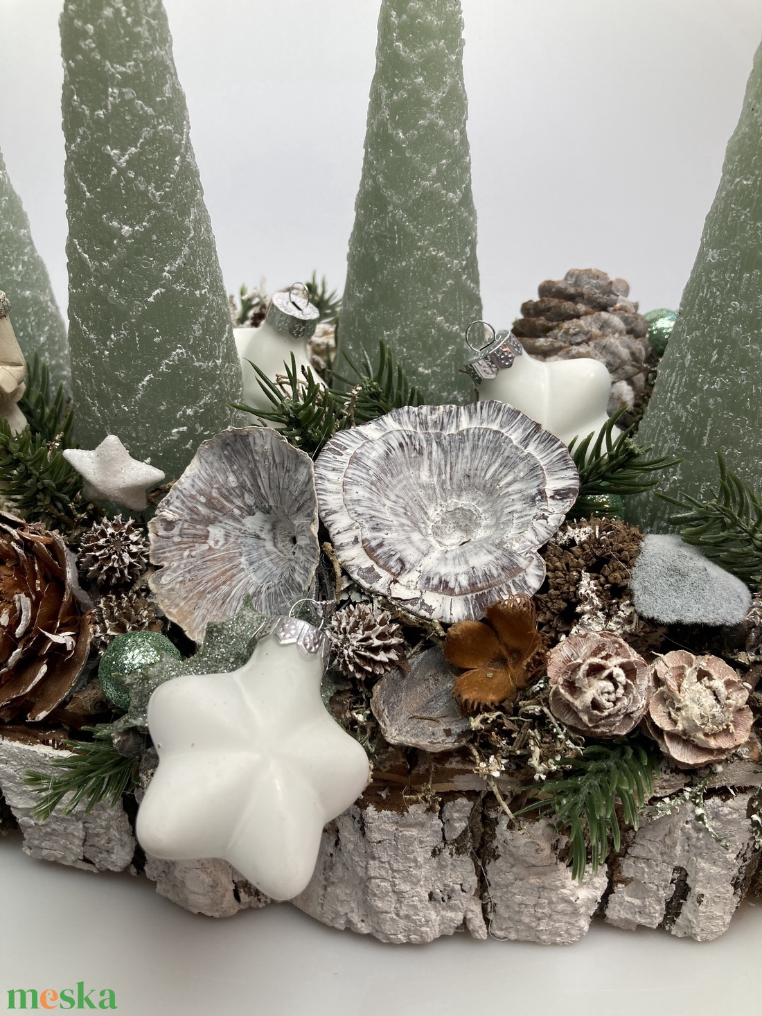 Diótörős, zöld fenyőfa gyertyás, cseppalakú alapzaton nyugvó, adventi asztaldísz gazdagon díszítve (AW3) - karácsony - adventi díszek - adventi asztaldísz - Meska.hu