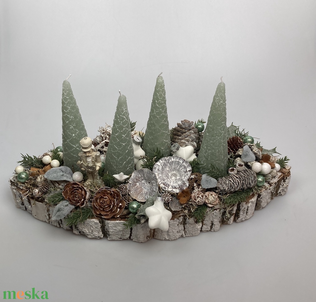 Diótörős, zöld fenyőfa gyertyás, cseppalakú alapzaton nyugvó, adventi asztaldísz gazdagon díszítve (AW3) - karácsony - adventi díszek - adventi asztaldísz - Meska.hu