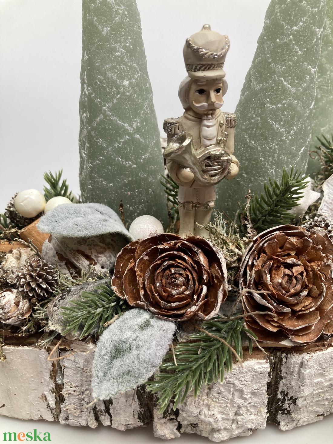 Diótörős, zöld fenyőfa gyertyás, cseppalakú alapzaton nyugvó, adventi asztaldísz gazdagon díszítve (AW3) - karácsony - adventi díszek - adventi asztaldísz - Meska.hu