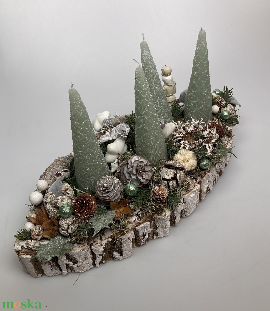 Diótörős, zöld fenyőfa gyertyás, cseppalakú alapzaton nyugvó, adventi asztaldísz gazdagon díszítve (AW3) - karácsony - adventi díszek - adventi asztaldísz - Meska.hu