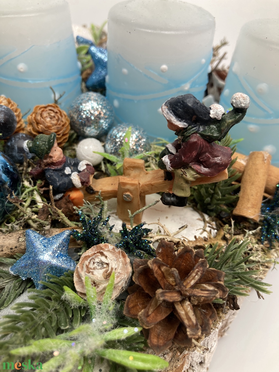 Libikókázó gyerekekkel ékített, világoskék-fehér pöttyös gyertyás adventi asztaldísz gazdagon díszítve (AW4) - karácsony - adventi díszek - adventi asztaldísz - Meska.hu