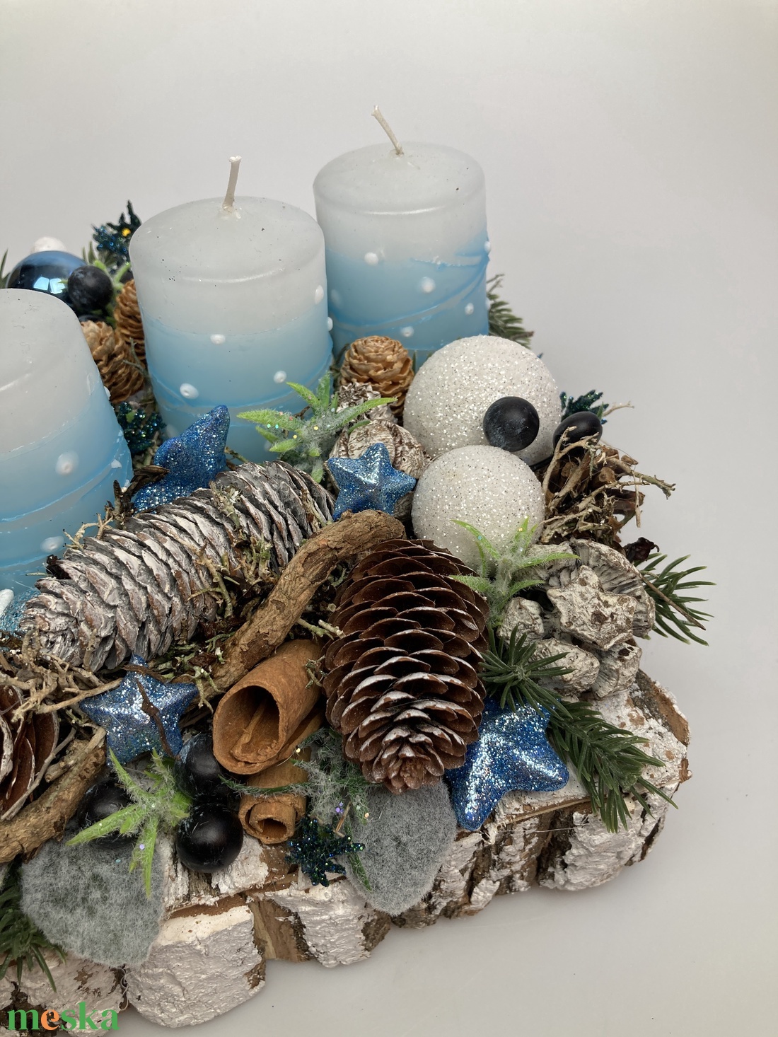 Libikókázó gyerekekkel ékített, világoskék-fehér pöttyös gyertyás adventi asztaldísz gazdagon díszítve (AW4) - karácsony - adventi díszek - adventi asztaldísz - Meska.hu