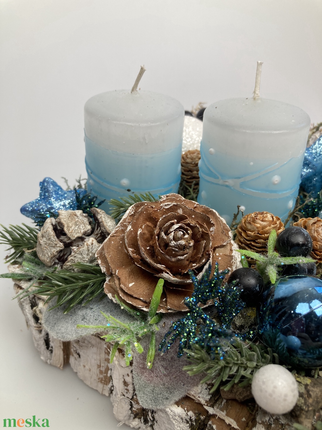 Libikókázó gyerekekkel ékített, világoskék-fehér pöttyös gyertyás adventi asztaldísz gazdagon díszítve (AW4) - karácsony - adventi díszek - adventi asztaldísz - Meska.hu