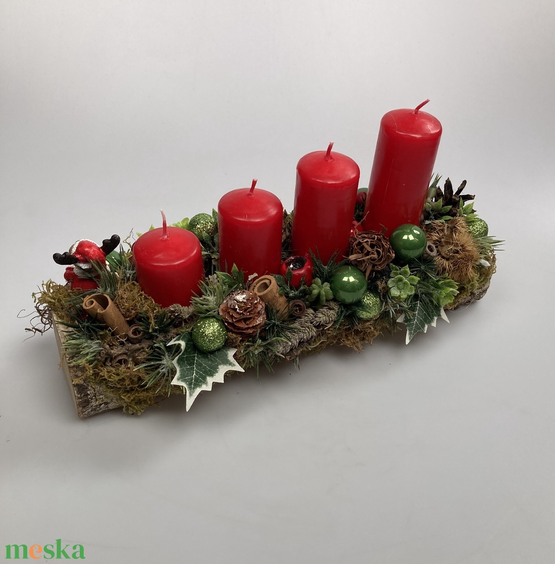 Rénszarvasfigurával ékített, orgonasípszerűen csökkenő piros gyertyás, adventi asztaldísz gazdagon díszítve (AW5) - karácsony - adventi díszek - adventi asztaldísz - Meska.hu