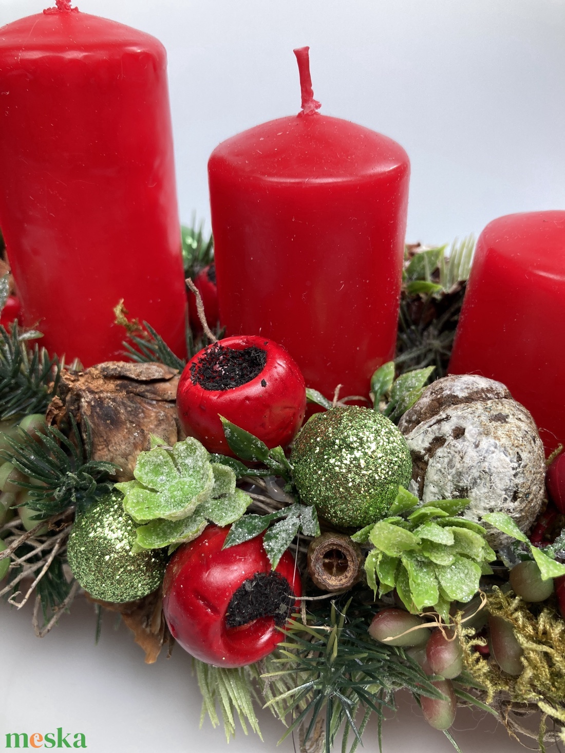 Rénszarvasfigurával ékített, orgonasípszerűen csökkenő piros gyertyás, adventi asztaldísz gazdagon díszítve (AW5) - karácsony - adventi díszek - adventi asztaldísz - Meska.hu