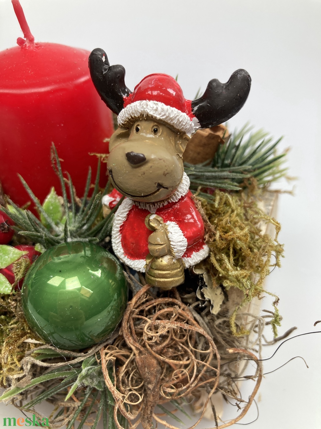 Rénszarvasfigurával ékített, orgonasípszerűen csökkenő piros gyertyás, adventi asztaldísz gazdagon díszítve (AW5) - karácsony - adventi díszek - adventi asztaldísz - Meska.hu