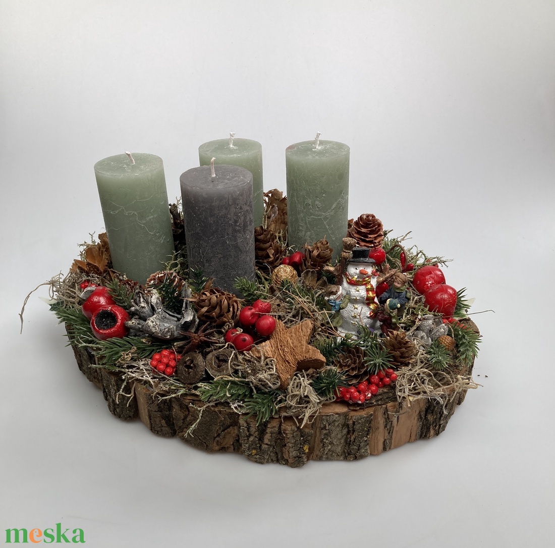 Hóembert építő gyerekekkel tarkított, 3 natúr zöld és 1 szürke gyertyás, adventi asztaldísz gazdagon díszítve (AW6) - karácsony - adventi díszek - adventi asztaldísz - Meska.hu