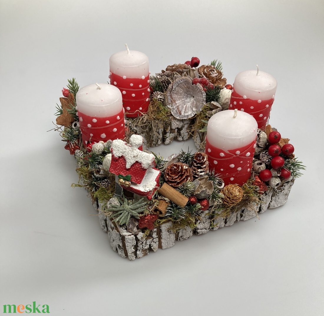 Hótakaróval ellepett házikóval tarkított, piros-fehér pöttyös gyertyás adventi asztaldísz aprólékos díszítéssel (AW8) - karácsony - adventi díszek - adventi asztaldísz - Meska.hu