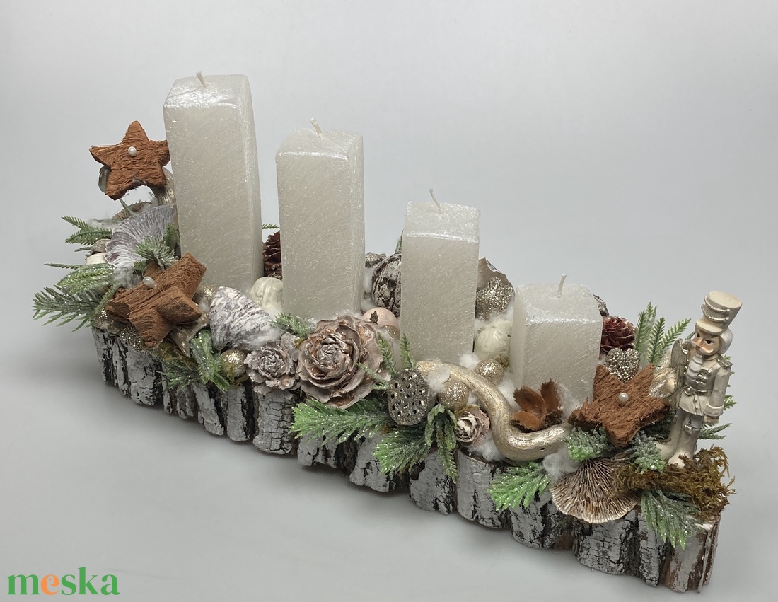 Diótörő figurával ékesített, selyemfényű, fehér, orgonasípszerűen csökkenő méretű gyertyás adventi asztaldísz (AW9) - karácsony - adventi díszek - adventi asztaldísz - Meska.hu