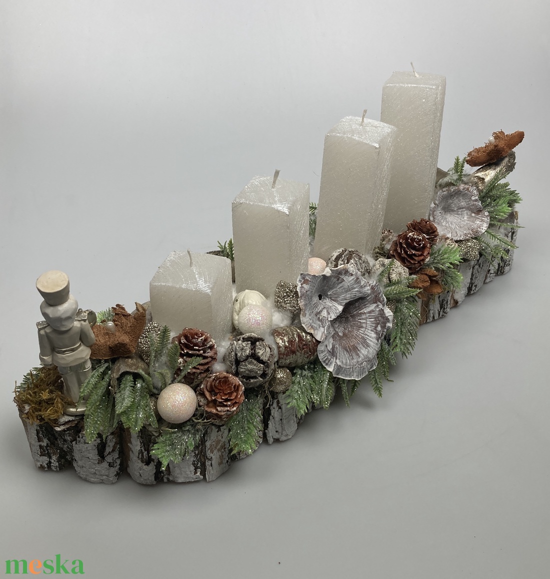 Diótörő figurával ékesített, selyemfényű, fehér, orgonasípszerűen csökkenő méretű gyertyás adventi asztaldísz (AW9) - karácsony - adventi díszek - adventi asztaldísz - Meska.hu