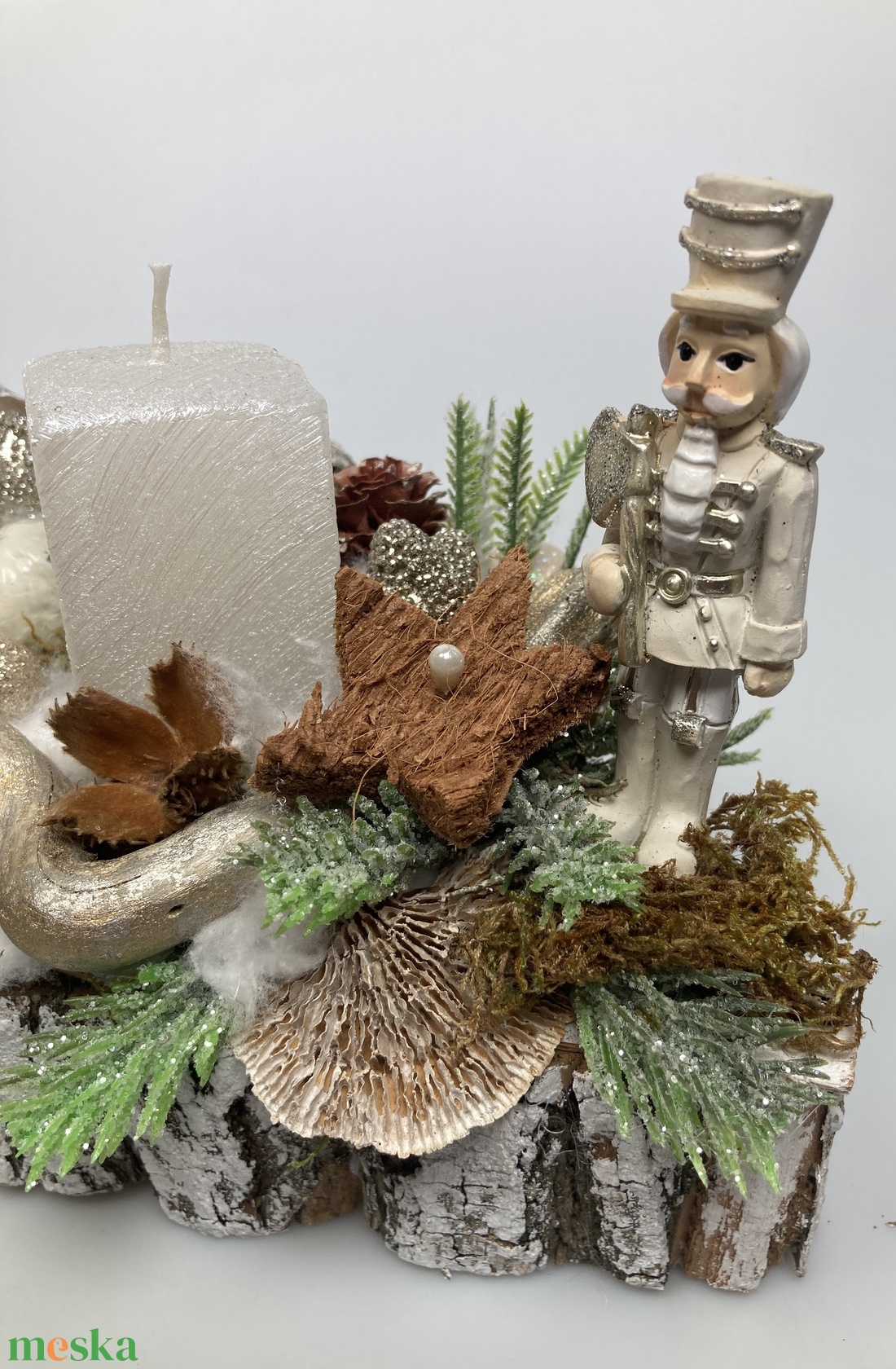 Diótörő figurával ékesített, selyemfényű, fehér, orgonasípszerűen csökkenő méretű gyertyás adventi asztaldísz (AW9) - karácsony - adventi díszek - adventi asztaldísz - Meska.hu