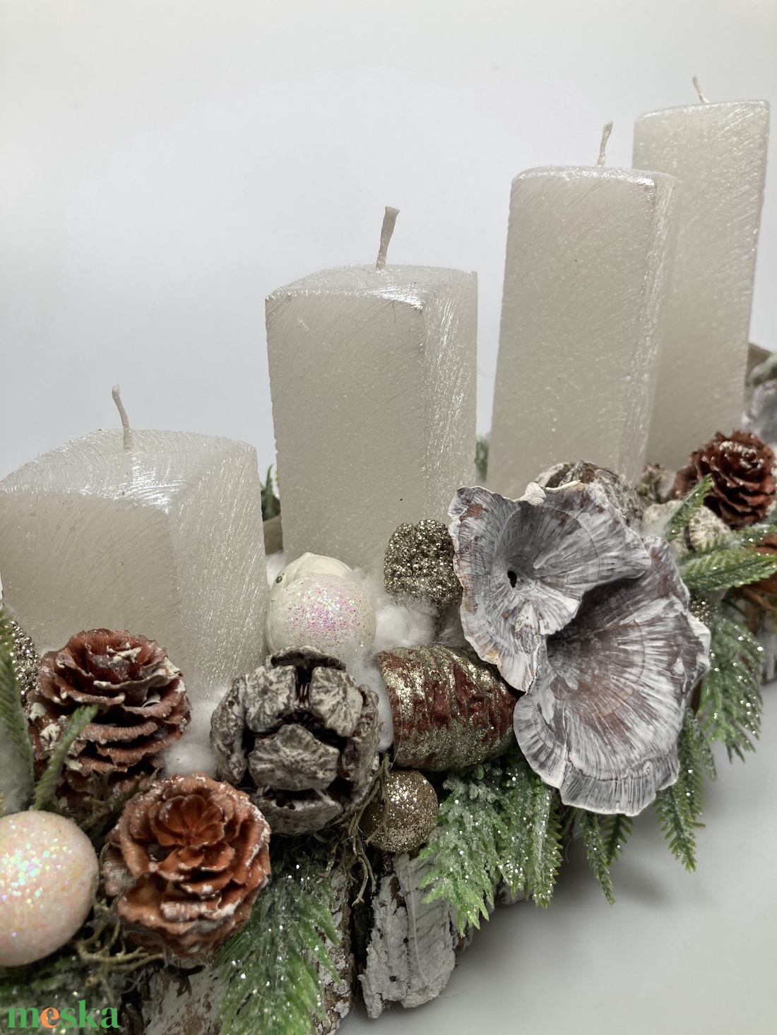 Diótörő figurával ékesített, selyemfényű, fehér, orgonasípszerűen csökkenő méretű gyertyás adventi asztaldísz (AW9) - karácsony - adventi díszek - adventi asztaldísz - Meska.hu