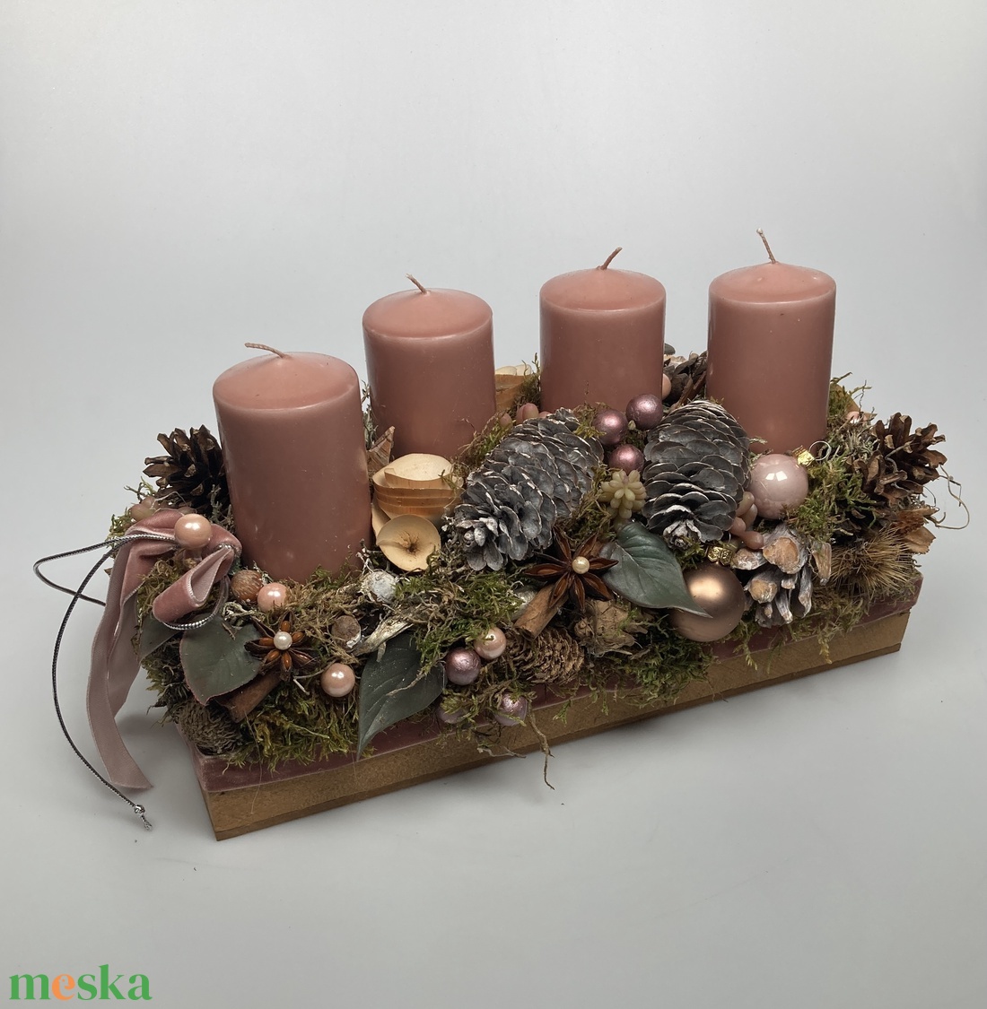 Fahéj - fahéjszínű tuskógyertyás adventi asztaldísz dobozban, termésekkel és kellékekkel gazdagon díszítve - karácsony - adventi díszek - adventi asztaldísz - Meska.hu