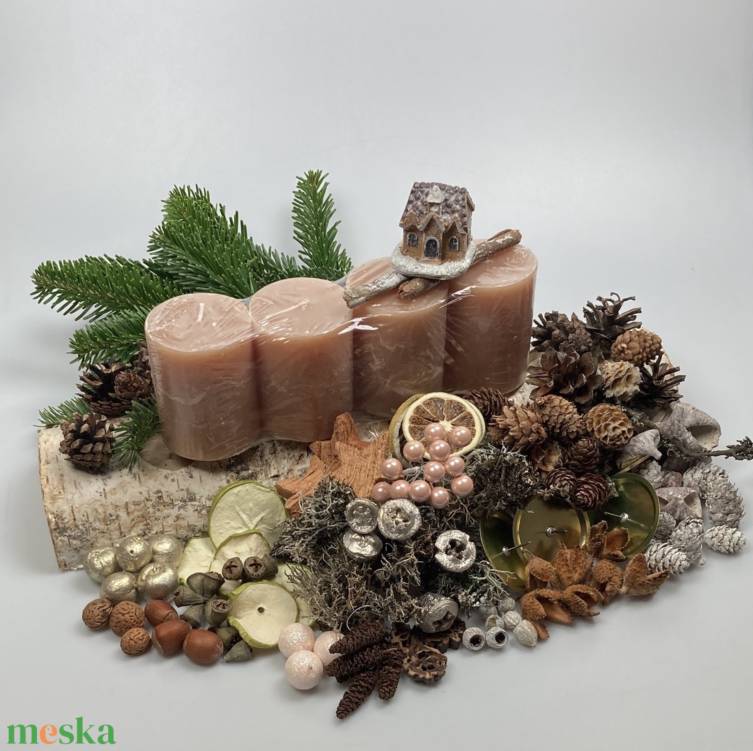 139 darabos, nyírfahasáb alapra tervezett DIY adventi koszorú szett fahéjszínű tuskógyertyákkal, téli házikóval (X-07) - diy (csináld magad) - egységcsomag - Meska.hu