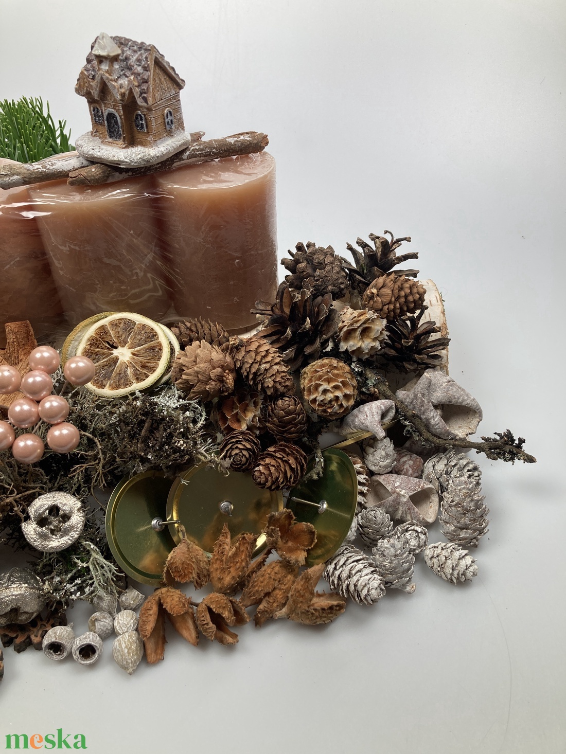 139 darabos, nyírfahasáb alapra tervezett DIY adventi koszorú szett fahéjszínű tuskógyertyákkal, téli házikóval (X-07) - diy (csináld magad) - egységcsomag - Meska.hu