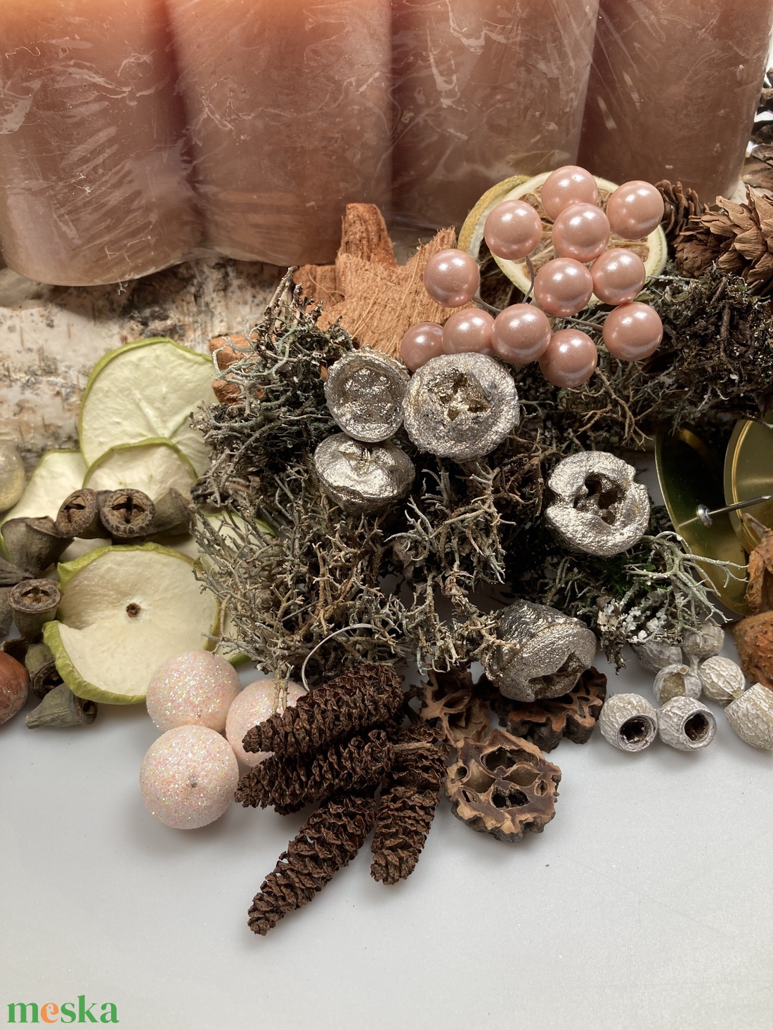 139 darabos, nyírfahasáb alapra tervezett DIY adventi koszorú szett fahéjszínű tuskógyertyákkal, téli házikóval (X-07) - diy (csináld magad) - egységcsomag - Meska.hu