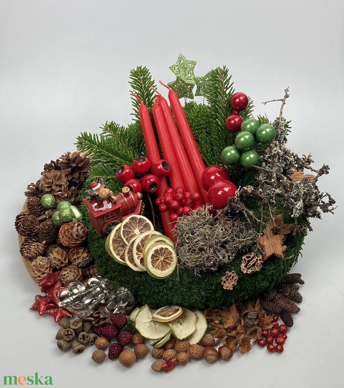 166 darabos, mohakoszorú alapra tervezett DIY adventi koszorú szett piros szálgyertyákkal, vonatozó rénszarvassal (X-08) - diy (csináld magad) - egységcsomag - Meska.hu