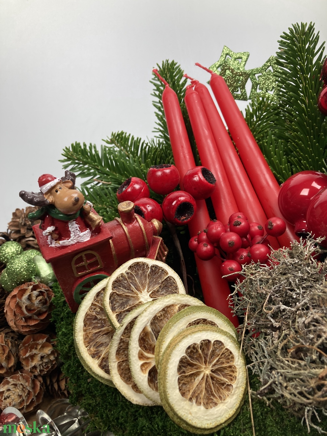 166 darabos, mohakoszorú alapra tervezett DIY adventi koszorú szett piros szálgyertyákkal, vonatozó rénszarvassal (X-08) - diy (csináld magad) - egységcsomag - Meska.hu