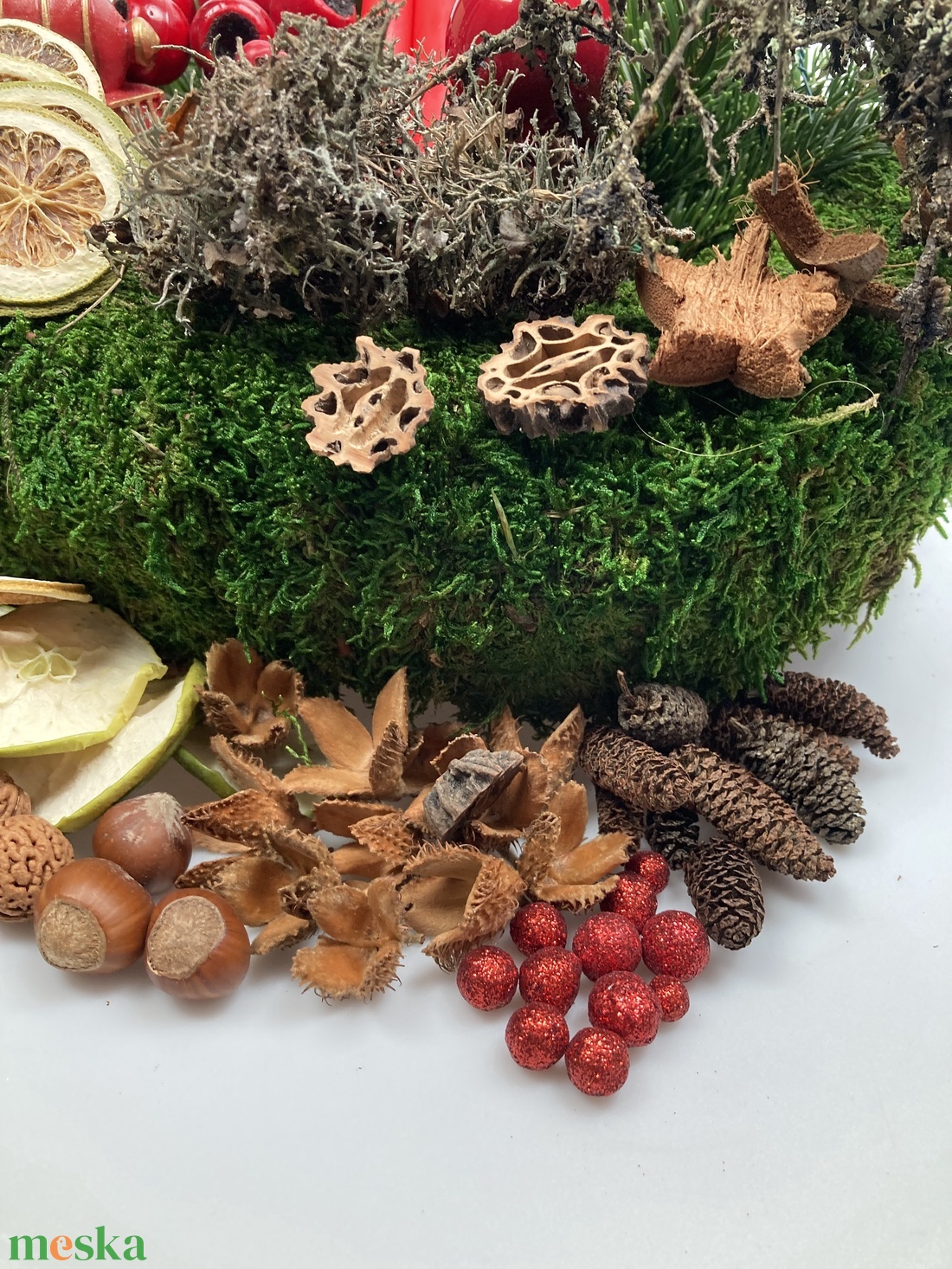 166 darabos, mohakoszorú alapra tervezett DIY adventi koszorú szett piros szálgyertyákkal, vonatozó rénszarvassal (X-08) - diy (csináld magad) - egységcsomag - Meska.hu