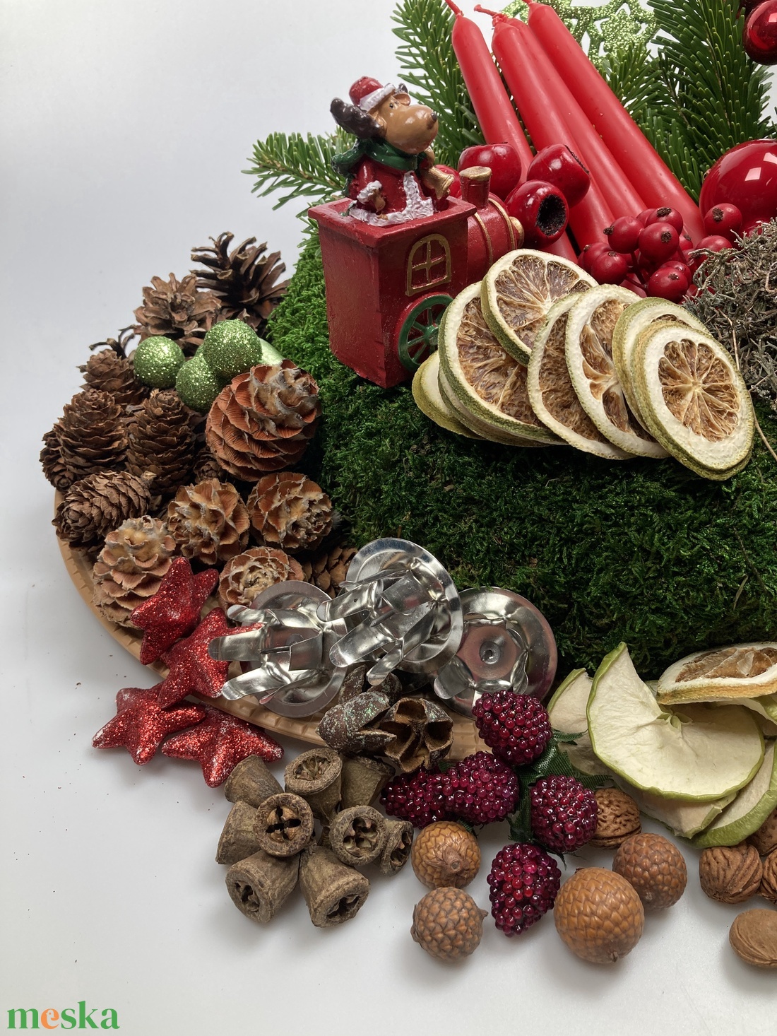 166 darabos, mohakoszorú alapra tervezett DIY adventi koszorú szett piros szálgyertyákkal, vonatozó rénszarvassal (X-08) - diy (csináld magad) - egységcsomag - Meska.hu